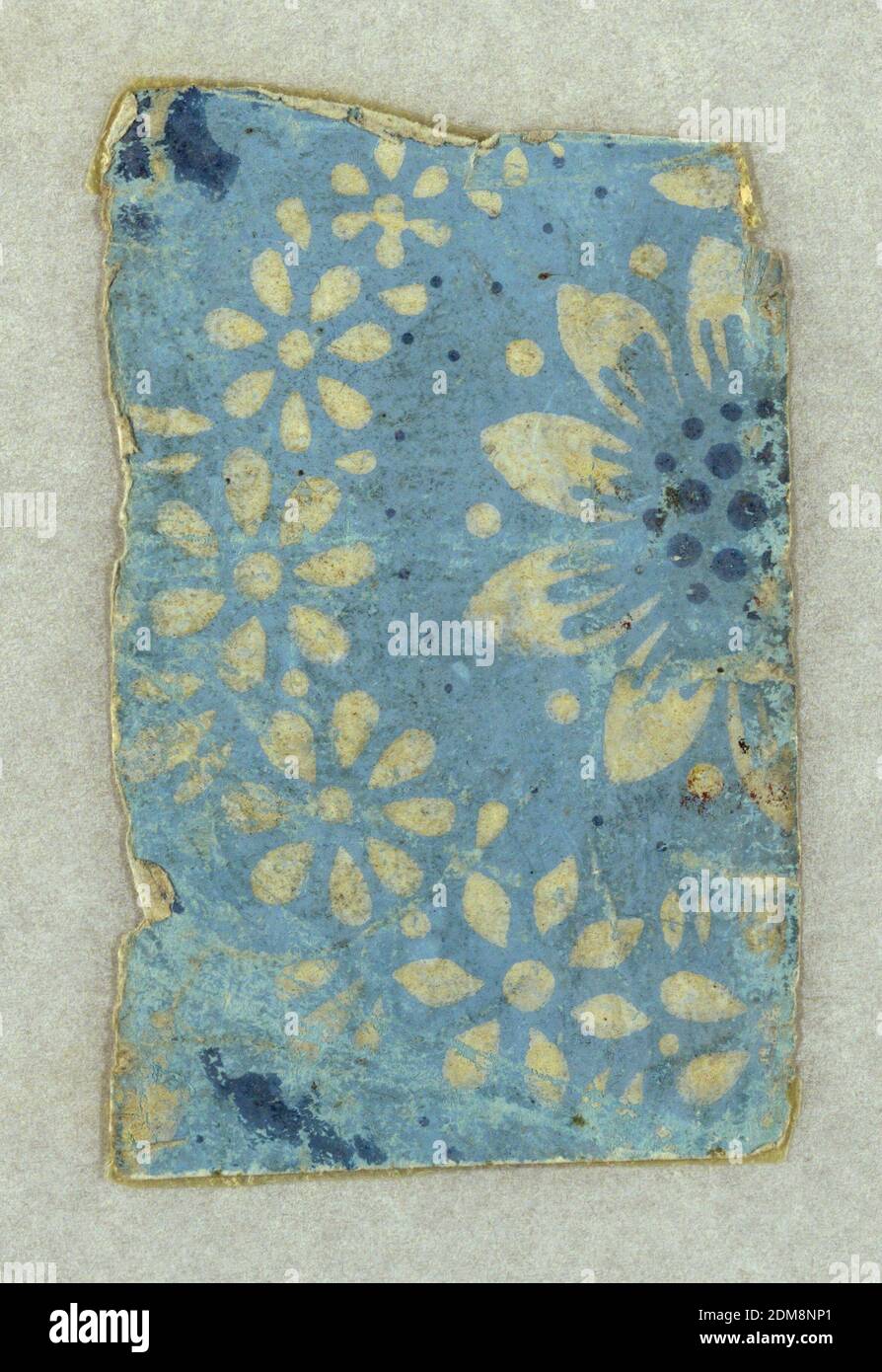 Bande, papier imprimé en bloc sur support de table de montage, de la même bande que 1942-19-8. Une plus grande partie de la couronne de fleurs de pétales grises montre et aussi une partie d'une grande fleur centrale de gris avec des points bleu foncé pour le centre., USA, 1765–1818, Wallcovers, Bandbox Banque D'Images