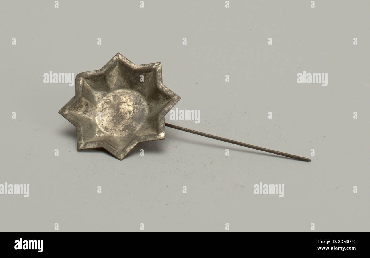 Moule, étain, étoile estampée à huit pointes avec centre circulaire plat. Une brochette de fil est soudée à l'arrière., USA, 1889, travail des métaux, Arts décoratifs, moule Banque D'Images
