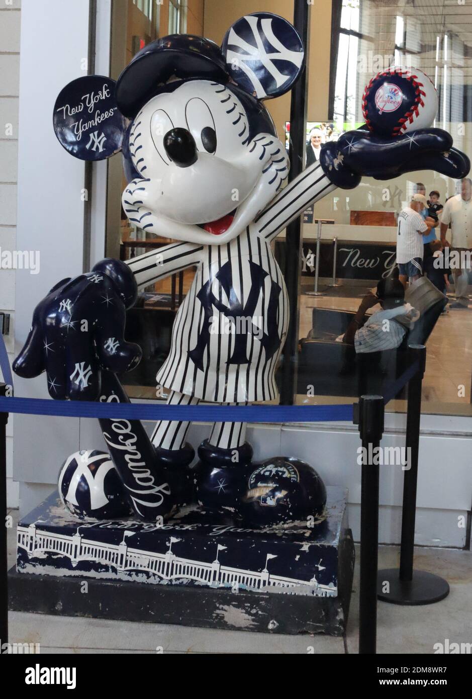 Œuvres d'art de Mickey Mouse à l'intérieur du Yankee Stadium dans un Yankee uniforme Banque D'Images