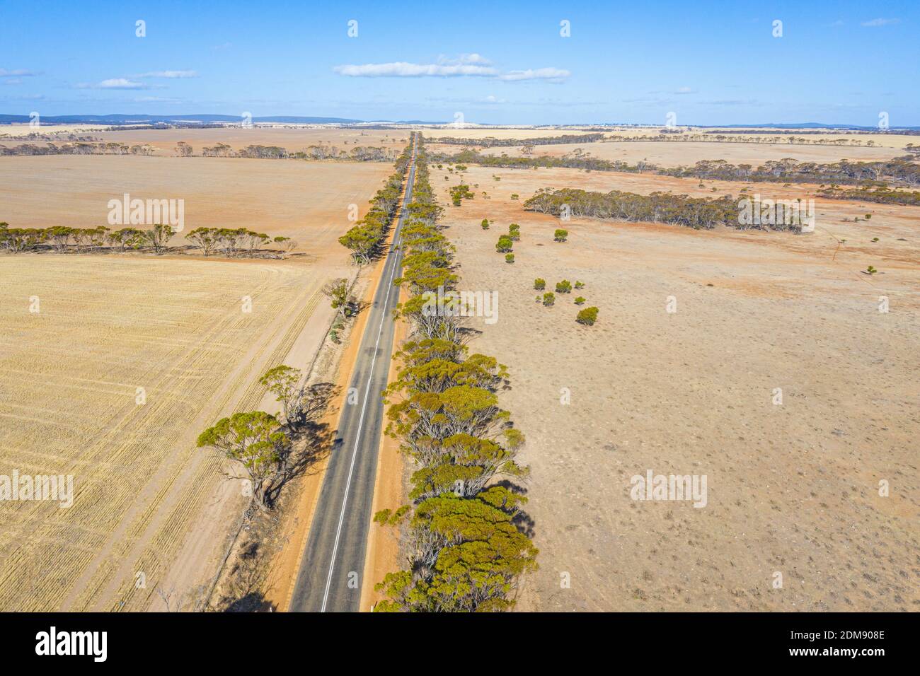 Route traversant l'arrière-pays de l'Australie occidentale Banque D'Images