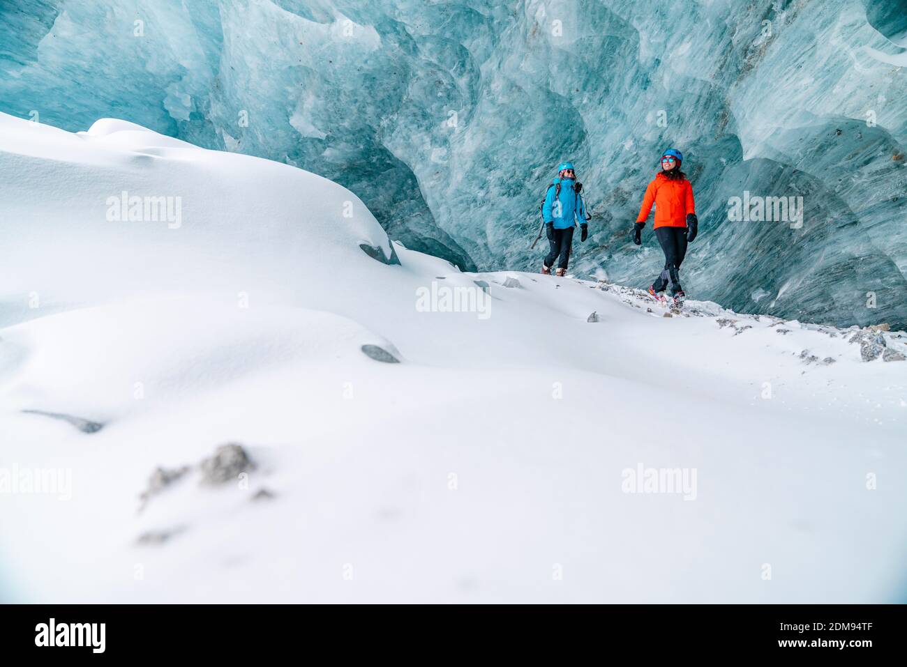 Amis explorant les grottes de glace congelées en Alberta Banque D'Images