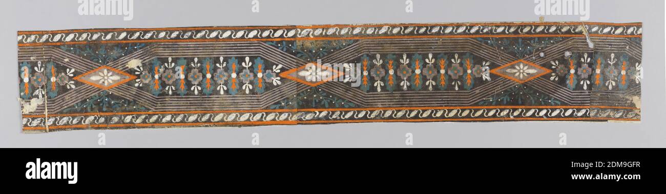 Bordure, imprimée en bloc sur du papier fait à la main, les bandes supérieure et inférieure qui bordent le dessin sont composées d'un motif en losange et en sens inverse. Ces bandes bordent le centre de la bande qui contient des formes géométriques formées par des bandes de ruban de six lignes entrecroisées au motif en forme de losange. La forme géométrique renferme une rangée de fleurs et de feuilles stylisées. La forme en losange renferme une fleur semblable à celle d'une pâquerette. Imprimé en orange, blanc, gris et turquoise foncé sur sol noir., H# 458, France, 1790–1810, revêtements muraux, bordure Banque D'Images