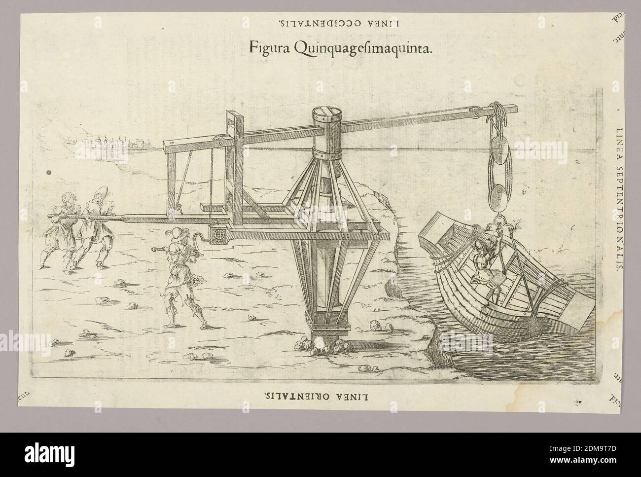 Plaque LV de Theatrum instrumentorum et machinarum, Julio Paschale, coupe de bois sur papier, machine pour soulever un petit bateau, à droite, en haut d'une falaise de l'eau. Une caisse avec crochets, poulies, et corde. Un homme enroulant la corde, et deux prêt à faire pivoter la grue, à gauche. Description en latin sur verso du 1949-152-252., Lyon, France, 1582, imprimé Banque D'Images