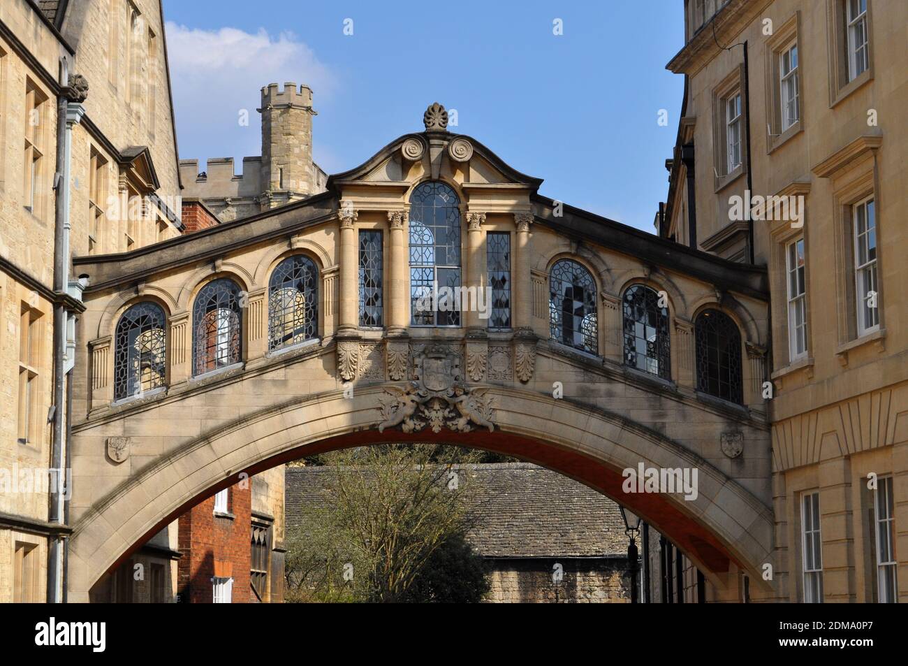 Hertford Bridge, également connu sous le nom de Bridge of Soupirs, rejoint deux parties du Hertford College au-dessus de New College Lane, Université d'Oxford Banque D'Images