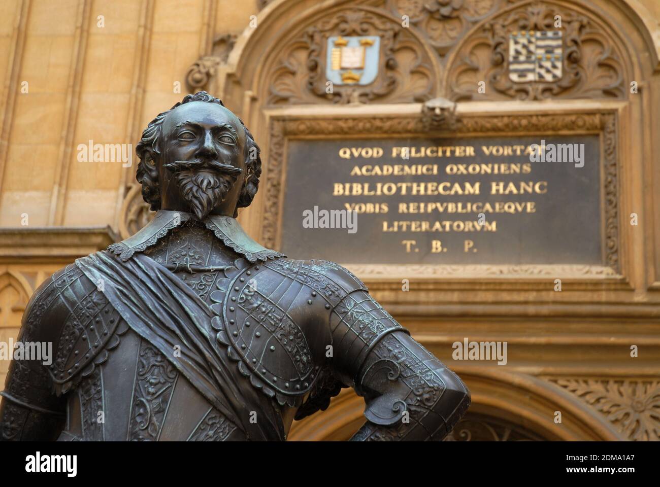 Statue de bronze de William Herbert, 3e comte de Pembroke , devant l'entrée principale de la bibliothèque Old Bodleian, Université d'Oxford, Oxford, Royaume-Uni Banque D'Images