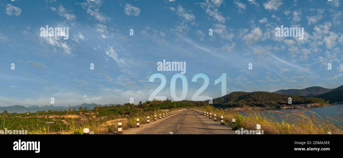 Paysage de la nature avec la route asphaltée menant vers l'avant à la bonne nouvelle année 2021. Concept de début nouvelle année 2021. Banque D'Images