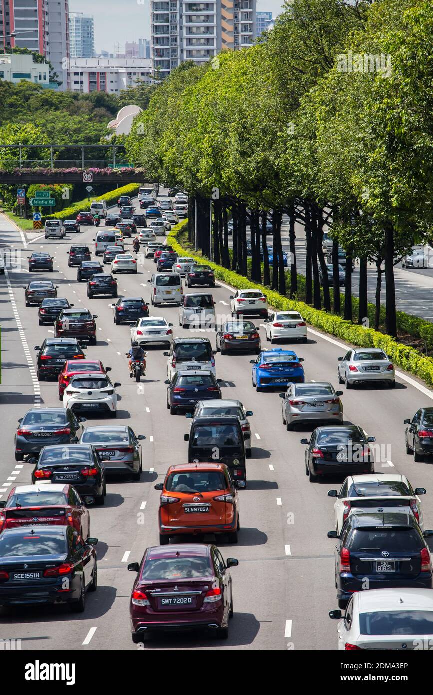 Scène verticale de trafic lourd sur la route, Singapour. Banque D'Images