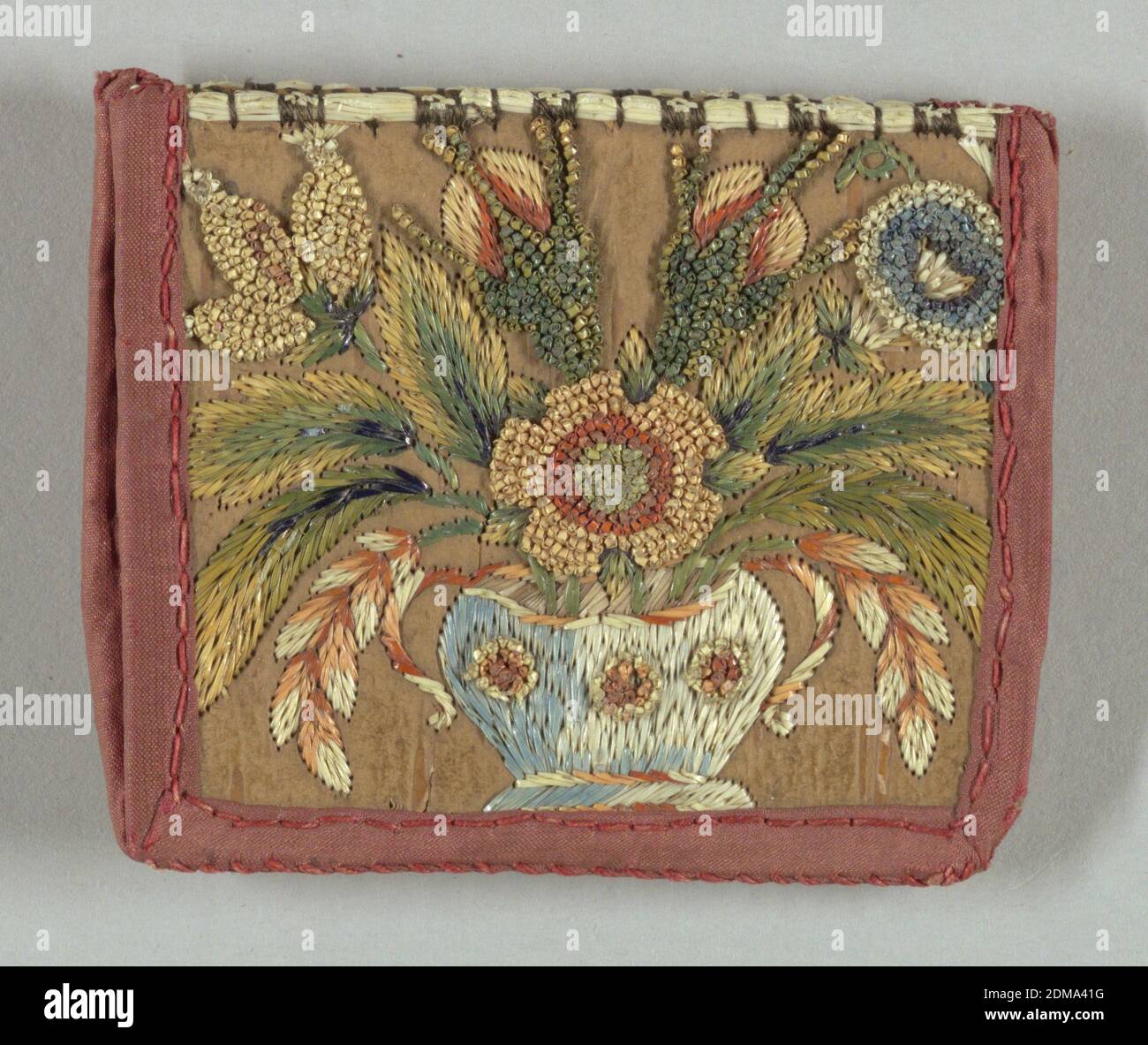 Boîte à cartes, moyenne : écorce, paille, coton technique : brodée, deux morceaux d'écorce rigide, articulée et bordée de coton rouge et brodée avec paille colorée dans un motif floral., Etats-Unis, début du XIXe siècle, broderie et couture, étui à cartes Banque D'Images