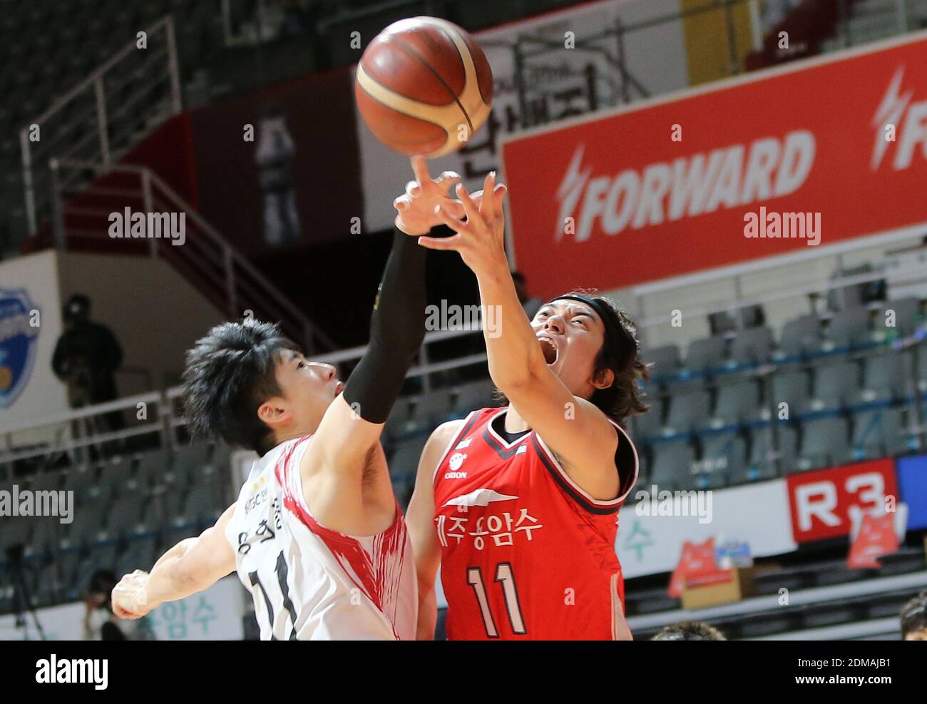 17 décembre 2020. Goyang Orion joueur en action Heo il-Young (R) des Orions  Goyang Orion et Yang Hee-jong l'Anyang KGC vie pour le ballon pendant le  match de la Ligue coréenne de