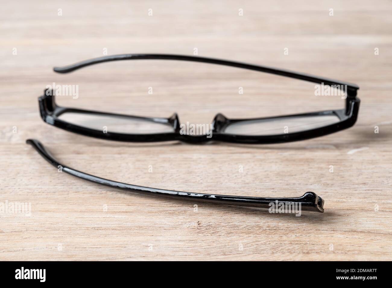 Monture de lunettes cassée Banque de photographies et d'images à haute  résolution - Alamy