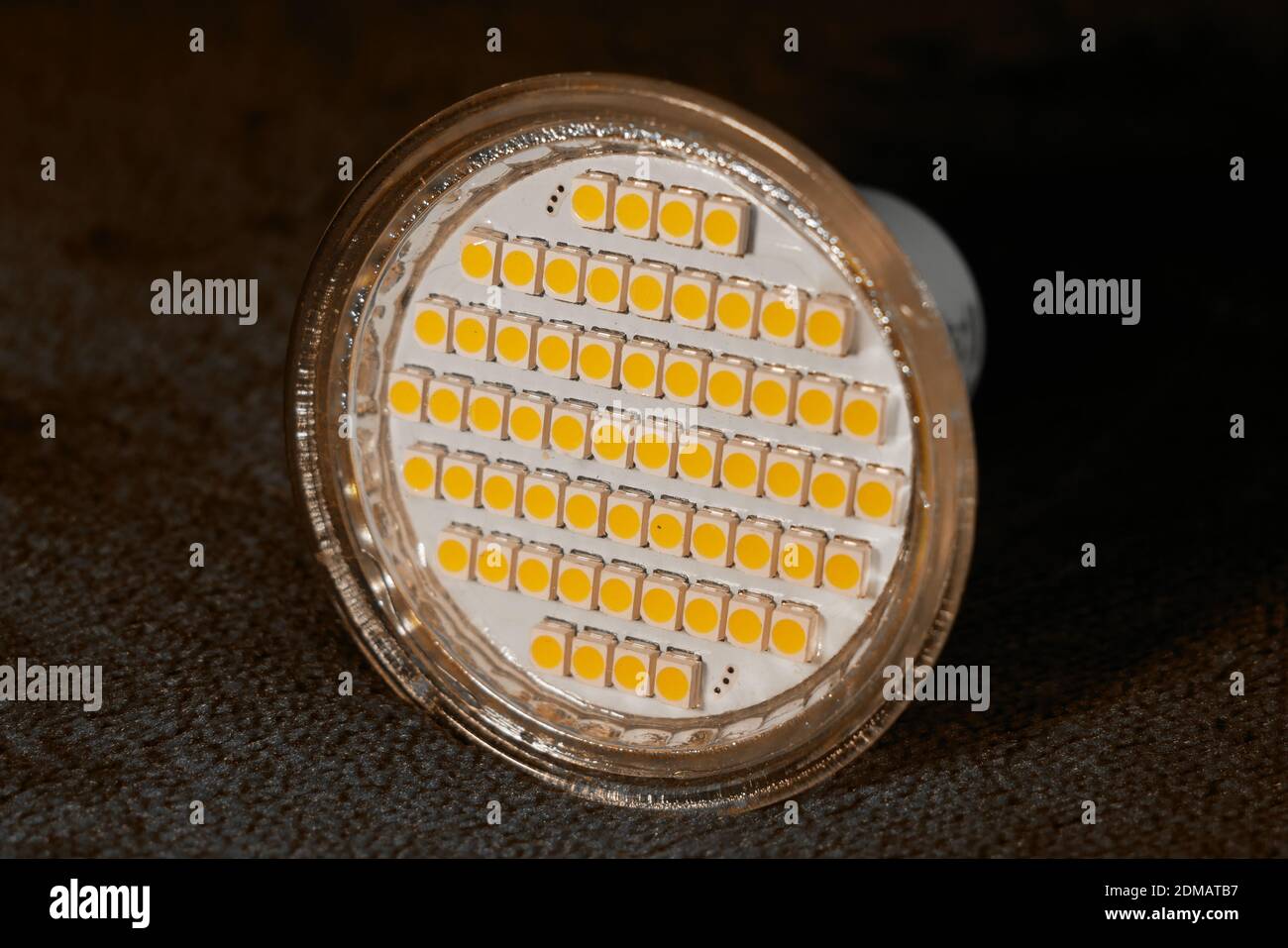 Gros plan d'une ampoule en LED SMD jaunes Banque D'Images