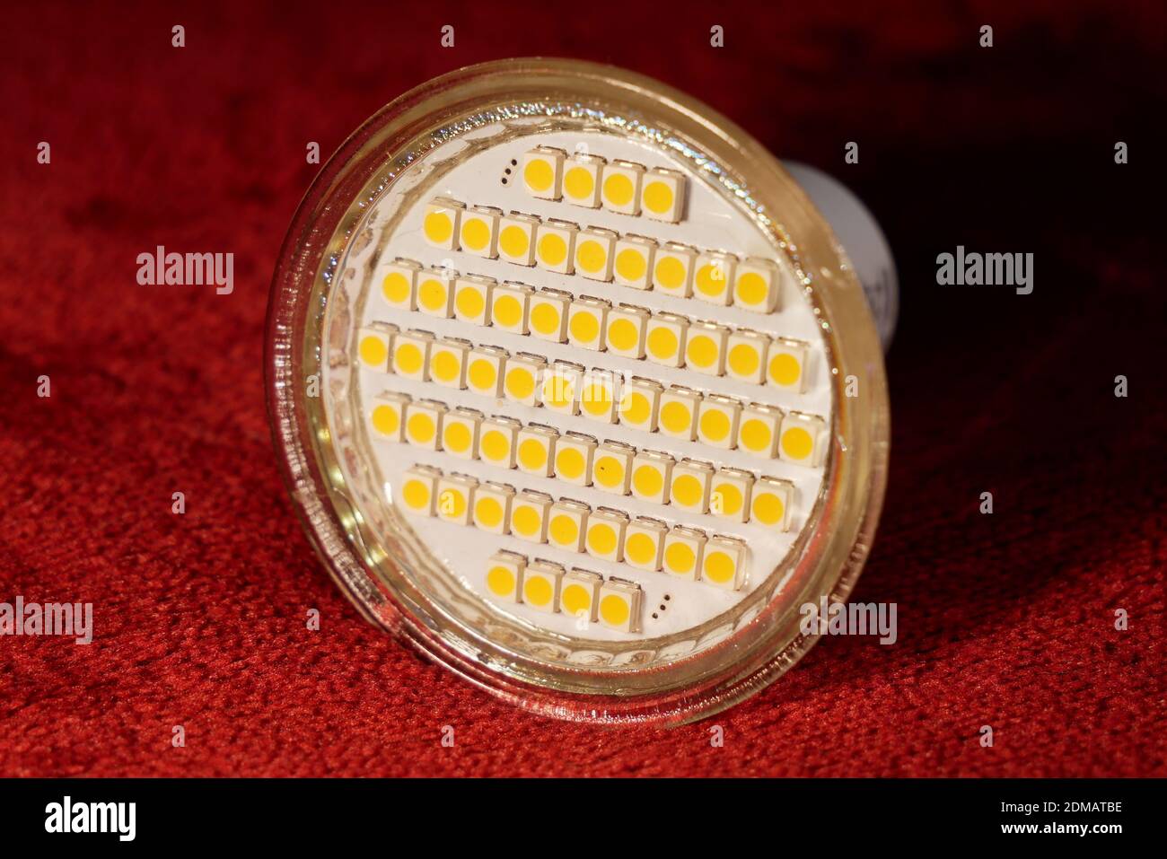 Gros plan d'une ampoule en LED SMD jaunes Banque D'Images