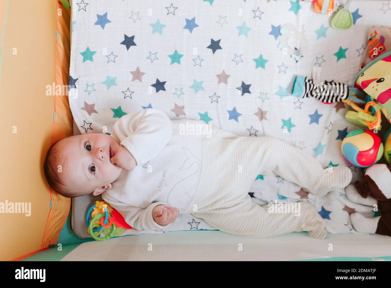 Portrait De Bebe Mignon Garcon Dans Un Berceau Regardant Curieux A L Appareil Photo Concept De Famille Photo Stock Alamy