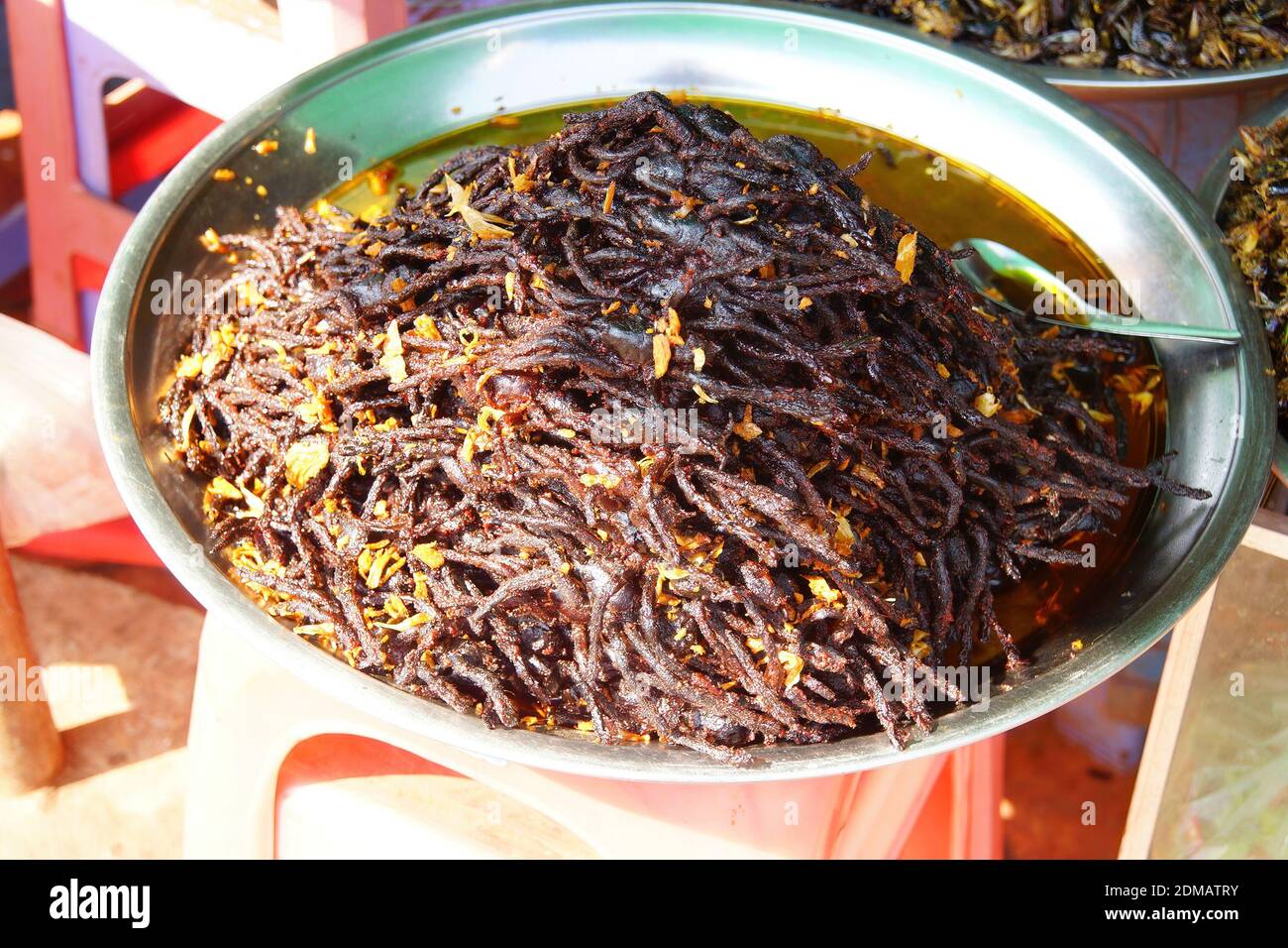 Araignées de tarantula frite, une collation traditionnelle, Skoun, Cambodge Banque D'Images