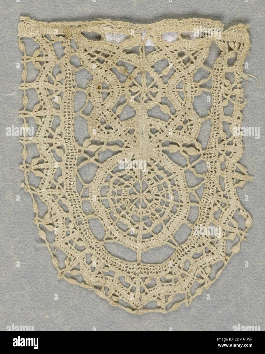 Fragment, Moyen: technique de lin: Dentelle bobbin, tresse continue, onglet unique avec un cercle en forme de roue au-dessus d'une forme géométrique avec des coins arrondis., Italie ou Belgique, fin du XVIe siècle, dentelle, fragment Banque D'Images