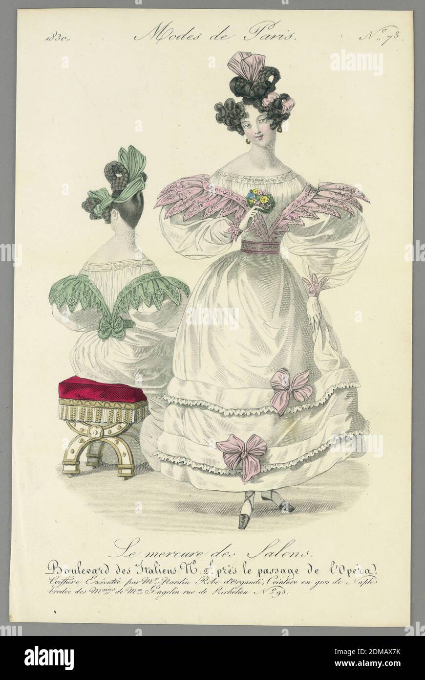 Assiette mode du Mercure des Salons, modes de Paris, gravure en bois, pinceau et aquarelle sur papier, deux femmes en robes blanches. L'un se tient bien, avec des rubans roses. L'autre est face, à gauche, avec des rubans verts sur sa robe. Titre ci-dessus et ci-dessous., Paris, France, 1830, Imprimer Banque D'Images