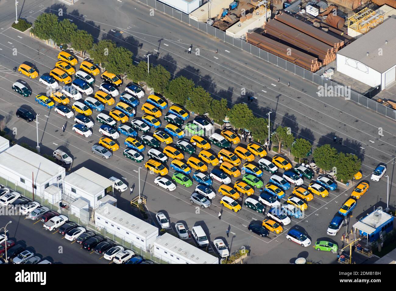 Des taxis ont été mis en file d'attente pour les passagers à l'aéroport de Los Angeles. Les taxis JAUNES LA sont réunis. File d'attente des voitures de taxi. Banque D'Images