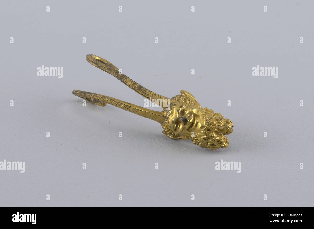 Mont, bronze doré, tête d'un satyre barbu avec de longues cornes., France, ca. 1775, métallurgie, Arts décoratifs, Mont Banque D'Images