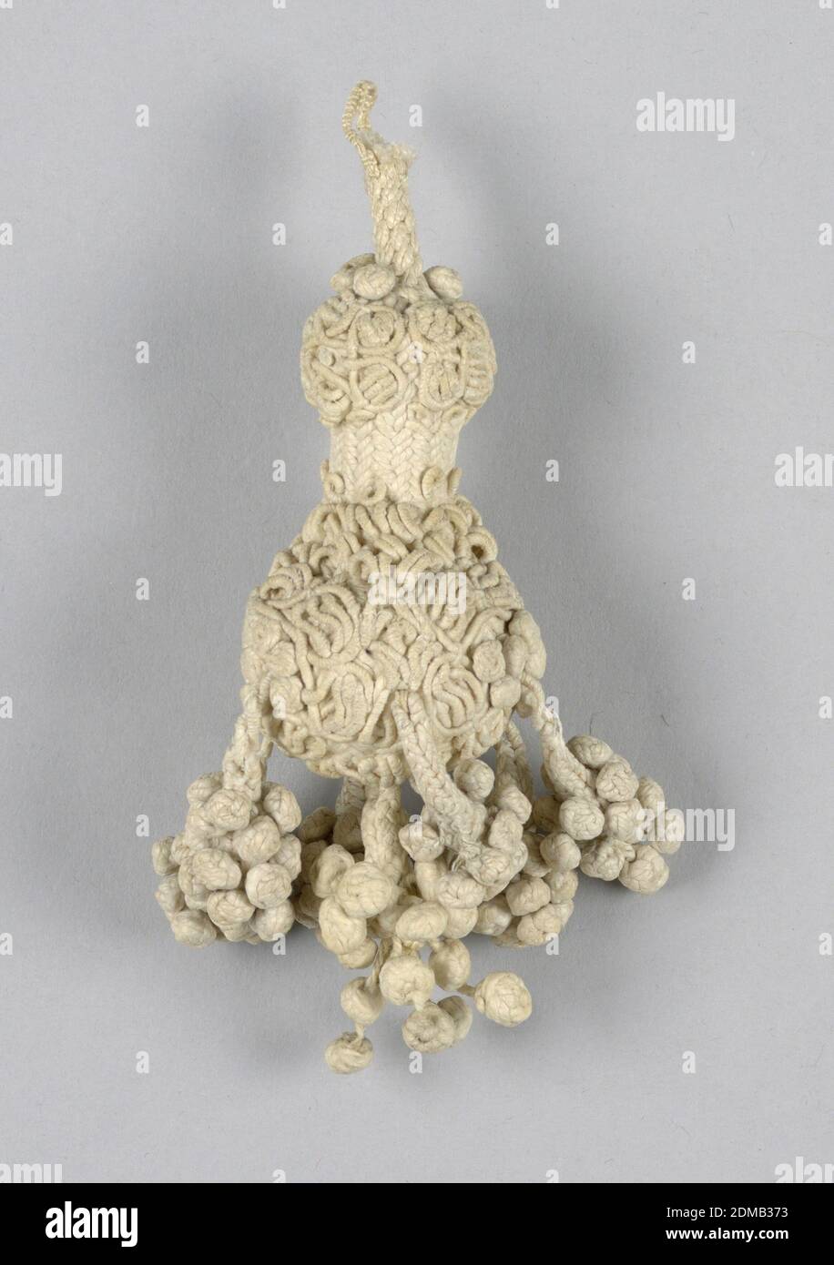 Pampille, Moyen: technique de lin: Tressé et noué, pampille de lin, tressé et noué. Boucle attachée à la tige courte, se terminant en pampille en forme de poire, d'où pendent sept tiges courtes avec des grappes de nœuds, dont un suspendu du centre., Italie, Europe, XVIIe siècle, trimming, Tassel Banque D'Images
