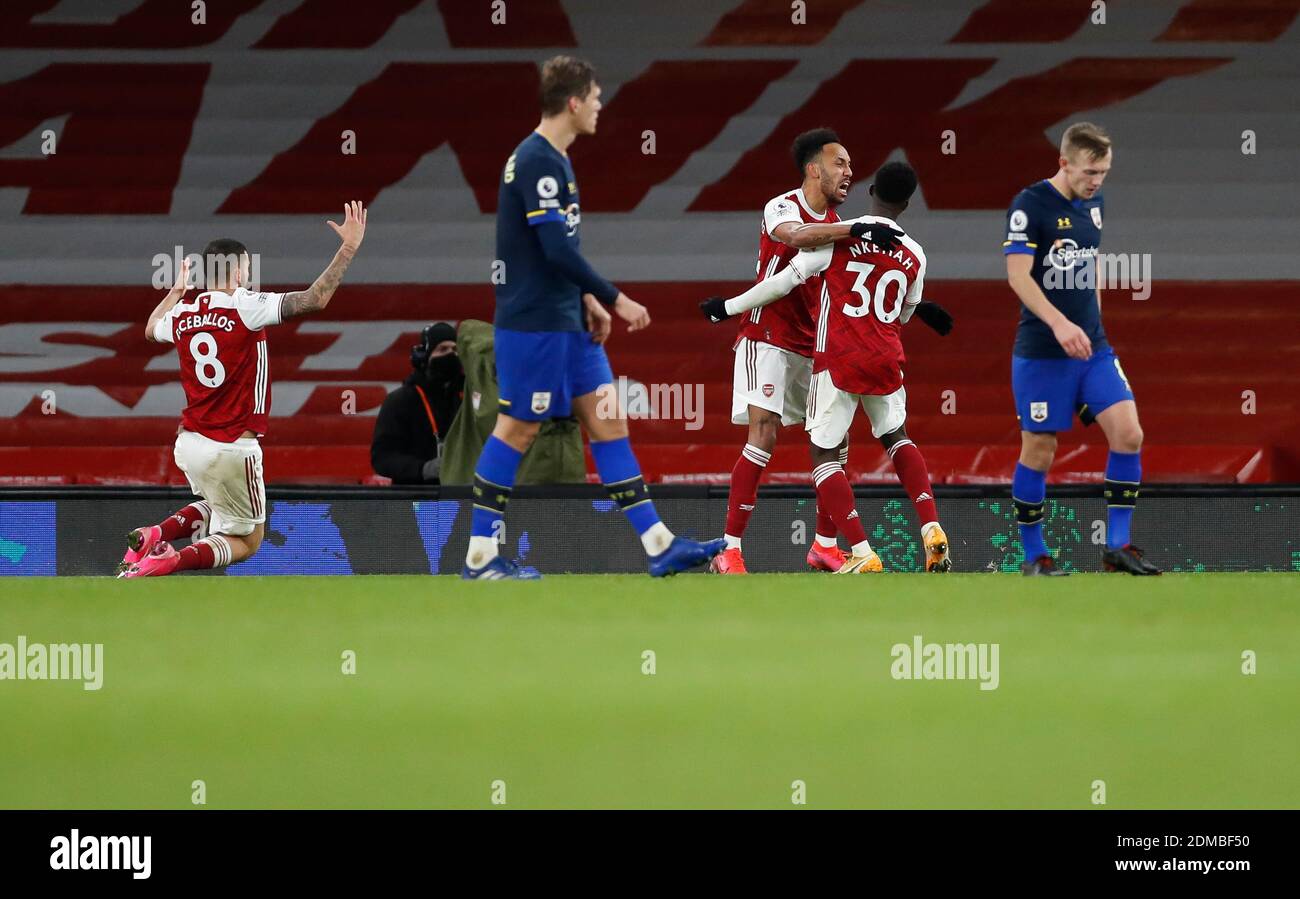 Londres, Grande-Bretagne. 16 décembre 2020. Pierre-Emerick Aubameyang d'Arsenal (3e L) fête avec ses coéquipiers après avoir marquant un but lors du match de la Premier League anglaise entre Arsenal et Southampton à Londres, en Grande-Bretagne, le 16 décembre 2020. Credit: Han Yan/Xinhua/Alay Live News Banque D'Images