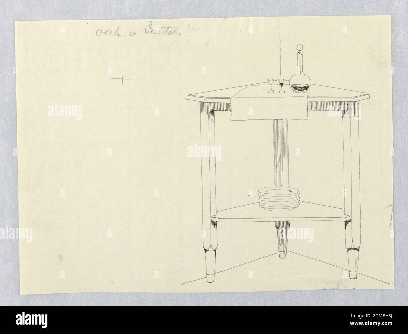 Conception pour table de service d'angle, A.N. Davenport Co., stylo et encre noire sur papier crème fin, dessus moulé triangulaire avec coins arrondis ; surélevé sur 3 pieds droits avec pieds coniques ; étagère inférieure conforme fixée juste au-dessus du niveau du sol ; sur la tablette supérieure, bouteille de vin et 2 verres à liqueur sur serviette blanche ; Sur la tablette inférieure, pile de plaques., 1900–05, mobilier, dessin Banque D'Images