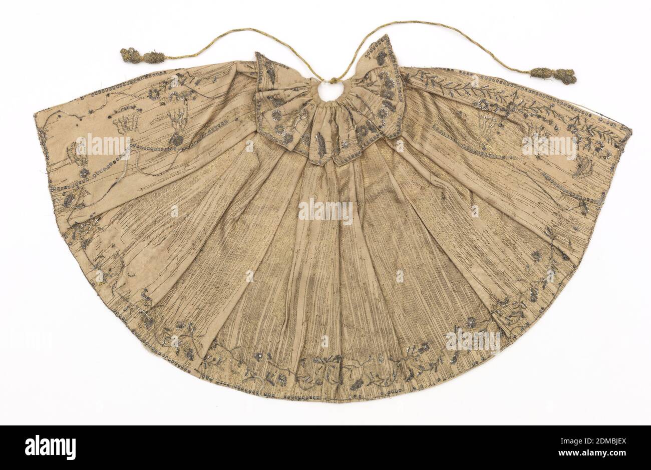 Cape pour une figurine ecclésiastique, moyenne: Soie, fils métalliques technique: Brodée, petite cape pour une figurine ecclésiastique, le 'Bambino' avec col à six pointes. Tissu en métal doré avec base de soie rose, brodé avec fil d'argent et paillettes d'argent. Motif vigne et fleur minuscule. Garnie de soie rose, France, 1750–99, costume et accessoires, cape pour une figurine ecclésiastique Banque D'Images