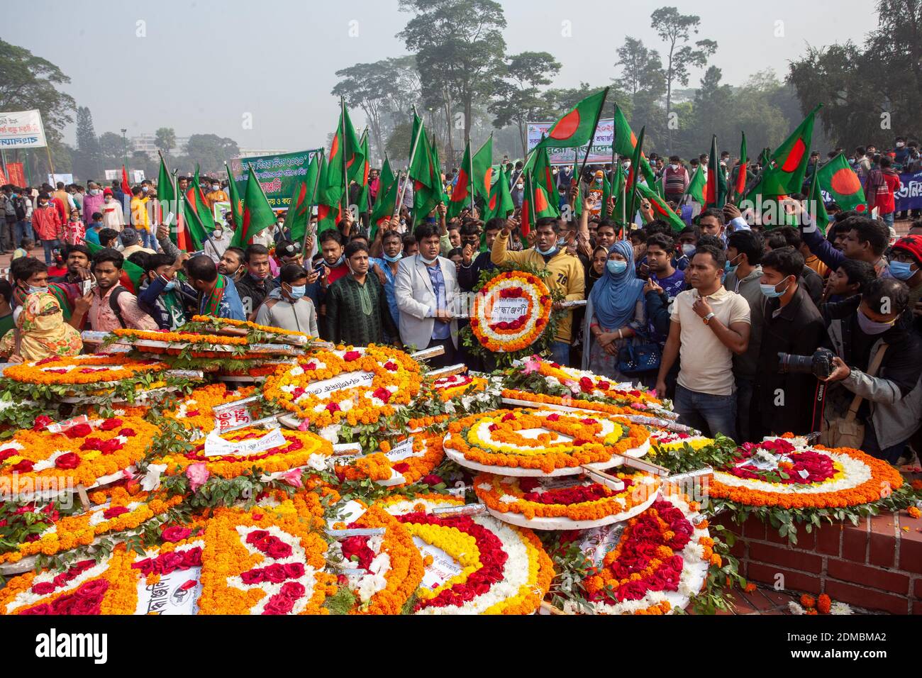 Le peuple bangladais dépose des fleurs au monument national pour rendre hommage aux Martyrs lors des célébrations du jour de la victoire.le Bangladesh célèbre le 49e anniversaire de sa victoire dans la Guerre de libération comme des hommages rendus aux martyrs de la lutte pour l'indépendance au Monument national de Savar. Banque D'Images