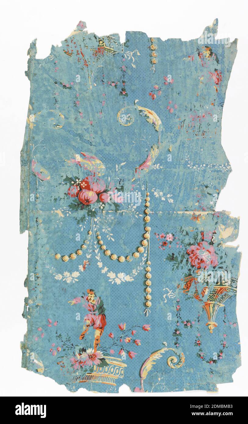 Flanc, imprimé en bloc sur du papier fait à la main, motifs alternés de grappes de fruits et de fleurs, et support sculpté pour un homme en costume chinois; crépi rodé et espace ouvert entre les grands motifs brisés par des perles festoonées. Imprimé en couleurs sur sol bleu. Rectangle vertical de feuilles de papier jointes., France, 1775, revêtements muraux, flanc Banque D'Images