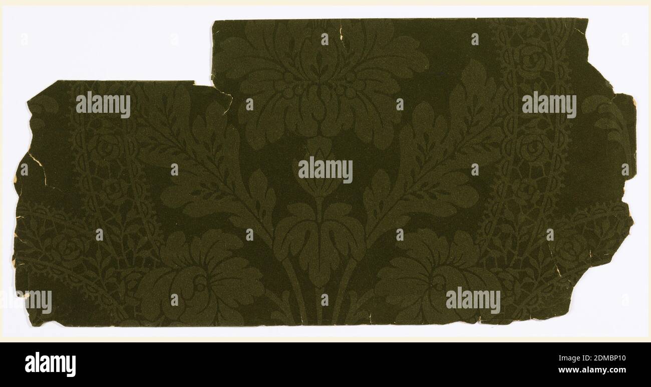 Flanc, floqué, pleine largeur donnant moins d'une répétition de conception symétrique verticale développée des fleurs et des bandes de dentelle, suggérant un brocart du XVIIIe siècle. Imprimé en vert flock sur vert foncé flock, créant une apparence damassé., Angleterre, ca. 1885, revêtements muraux, flanc Banque D'Images