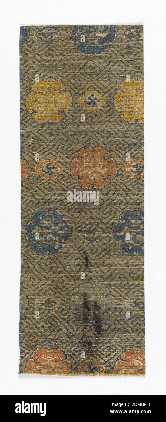 Fragment, Moyen: Soie technique: Satin composé Uni, cocardes florale enfermant des dragons sur un fond de couches avec de petits swastikas en jaune, rose et bleu., Chine, XVIIe siècle, textiles tissés, fragment Banque D'Images