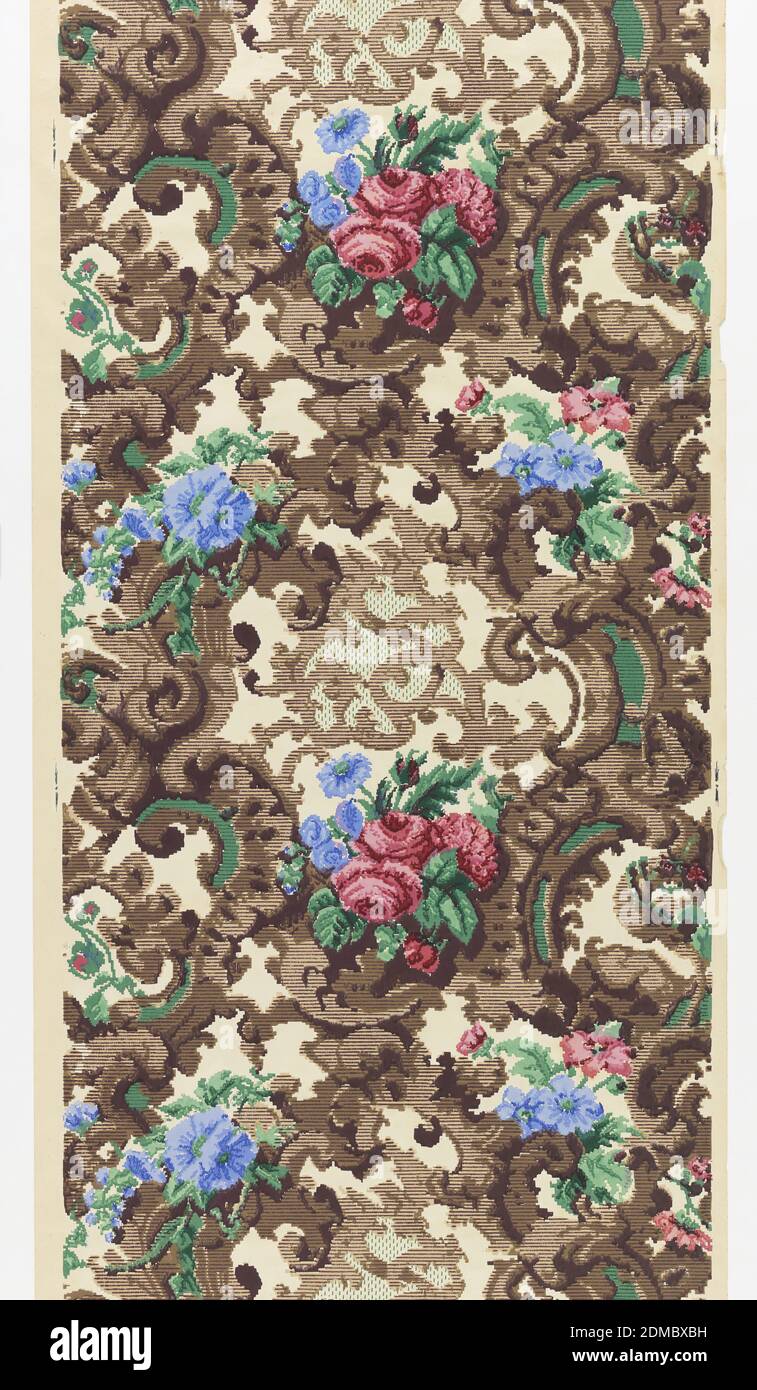 Flanc, papier imprimé à la machine, scrollwork brun avec fleurs roses et bleues et feuillage vert. Style de renaissance Rococo., États-Unis, 1875–99, revêtements muraux, flanc Banque D'Images