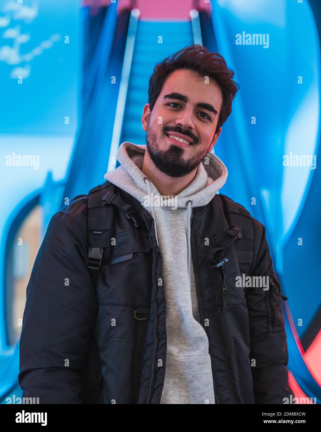 Un cliché vertical d'un jeune latino avec un une barbe souriante Banque D'Images