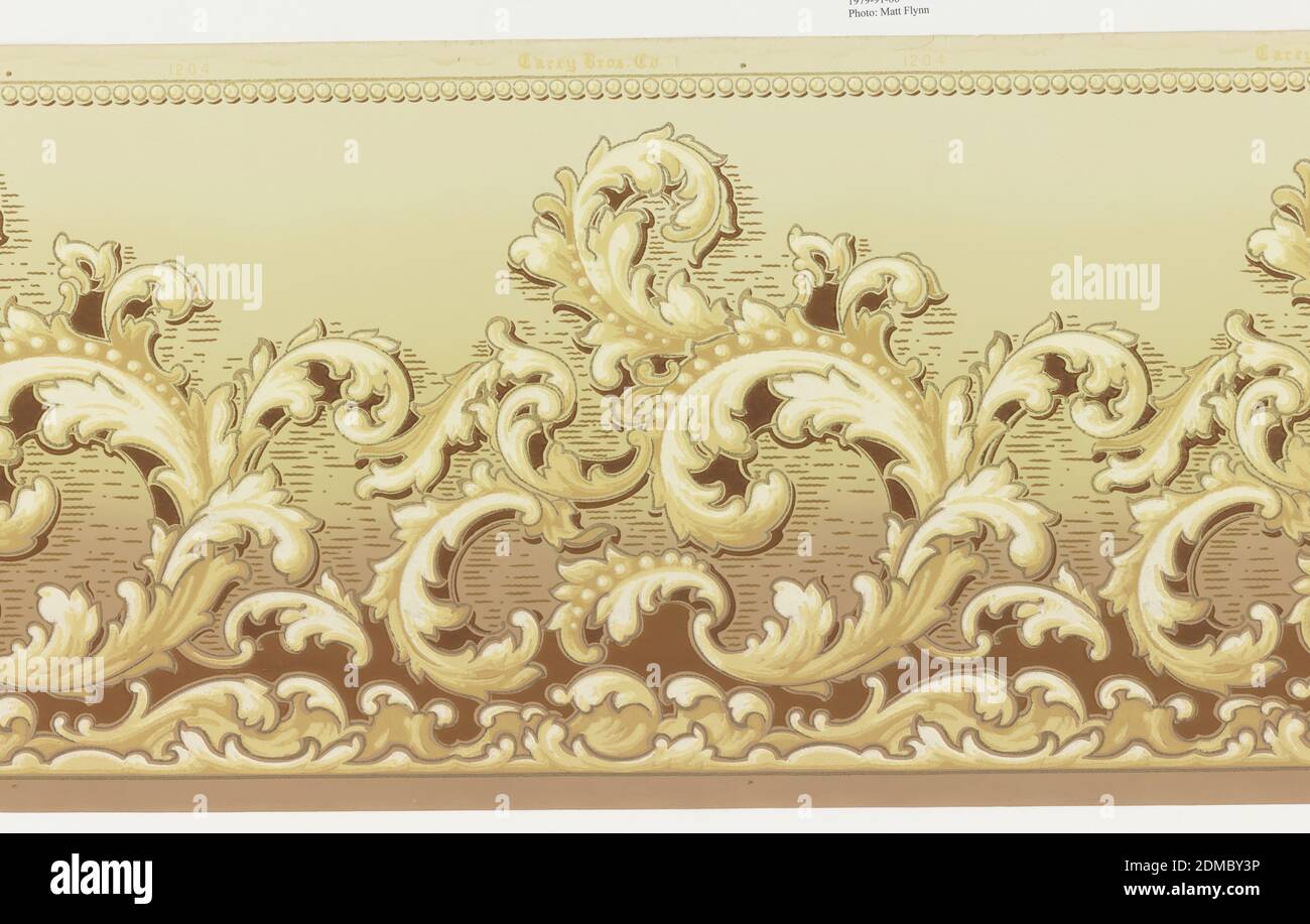Frieze, Carey Bros. W.P. Mfg Co., Philadelphie, Pennsylvanie, a fondé en 1882, papier imprimé à la machine, motif Rinceau en formes haphamaées. Bordure inférieure de la moulure ondulée avec des couleurs pour ressembler à une mer mousseuse. Bordure supérieure du motif perlé ombré pour un aspect en 3 dimensions. Imprimé en marron, blanc, or, doré, brun clair et jaune verdâtre sur le champ vert., Philadelphie, Pennsylvanie, États-Unis, 1905–1915, Wallcoverings, Frieze Banque D'Images