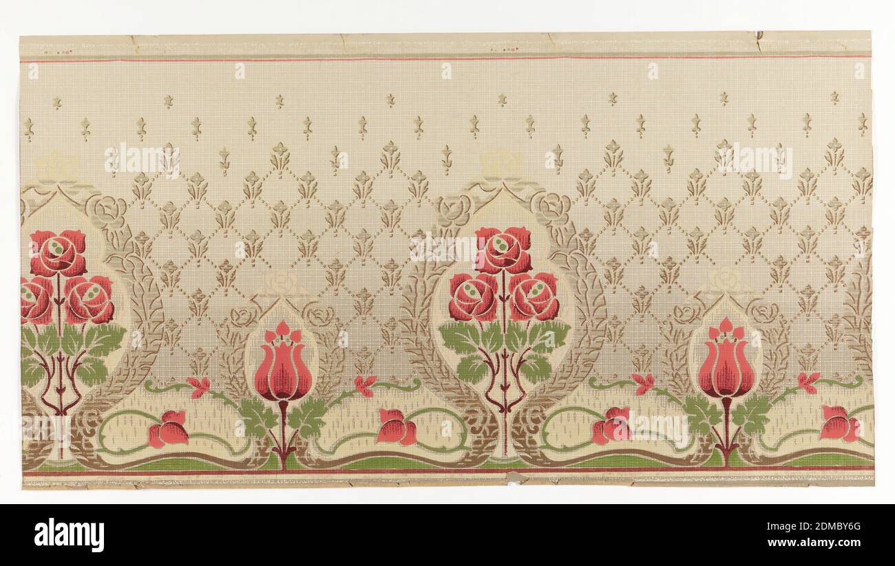 Frise, papier imprimé à la machine, regroupement de trois fleurs stylisées, à l'intérieur d'un médaillon, alternant avec une seule fleur à l'intérieur d'un médaillon. L'arrière-plan est un motif à l'échelle du poisson avec un motif floral à chaque intersection. Imprimé en rose, vert, jaune et marron sur un sol Havane., États-Unis, 1905–1915, Wallcovers, Frieze Banque D'Images
