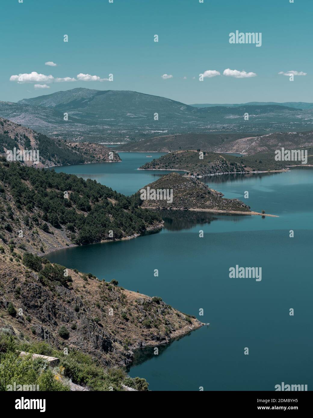 Une photo verticale de la belle El Atazar par le océan c Banque D'Images