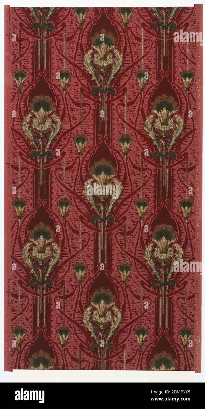 Sidewall, Lewis Chase Wall Paper Company, Bristol, Pennsylvanie, États-Unis, papier imprimé à la machine, style Art nouveau. Fines rayures florales alternées avec deux fines rayures florales. Motif côtelé et arrière-plan de points/taches irréguliers sur de petits points noirs réguliers sur un sol rose foncé. Imprimés en rouge, rose, vert et jaune. Imprimé en bordure droite (ruban) : '402 Chase Print', Bristol, Pennsylvanie, États-Unis, 1907–1915, revêtements muraux, flanc Banque D'Images