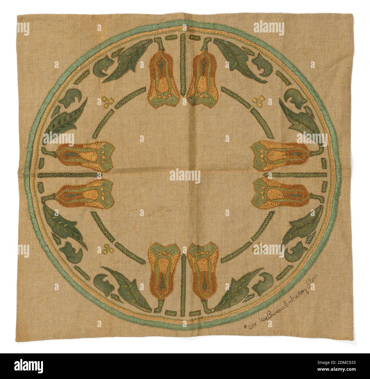 Couverture de table, moyenne: lin, coton technique: Enciré et brodé sur un tissu Uni, couverture de table Sqaure avec une disposition symétrique de bordure de paires de fleurs à feuilles dans les tons de vert et d'orange., Etats-Unis, ca. 1905, broderie et couture, housse de table Banque D'Images