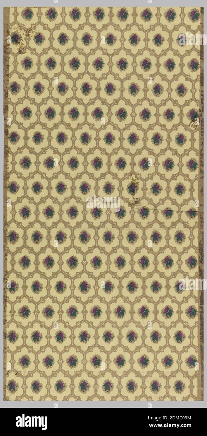 Flanc, imprimé à la machine, forme de couche ou de nid d'abeille à petite échelle avec empiècement de petite fleur mauve. Imprimé en lisière: '953'., éventuellement USA, ca. 1860, revêtements muraux, flanc Banque D'Images
