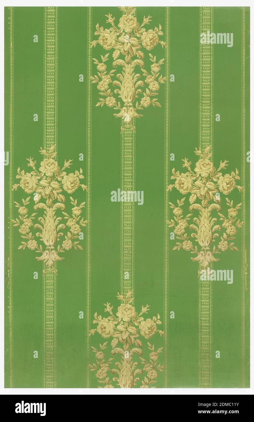 La Fleur de Lys, Zuber & Cie, Rixheim, Alsace, France, fondée en 1797, bande florale stylisée en relief et à imprimé en bloc : bouquet floral en acanthus « vase » sur une bande en dentelle. Imprimé en tans sur sol vert satiné., Rixheim, Alsace, France, 1875–1900, revêtements muraux, flanc, flanc Banque D'Images La Fleur de Lys, Zuber & Cie, Rixheim, Alsace, France, fondée en 1797, bande florale stylisée en relief et à imprimé en bloc : bouquet floral en acanthus « vase » sur une bande en dentelle. Imprimé en tans sur sol vert satiné., Rixheim, Alsace, France, 1875–1900, revêtements muraux, flanc, flanc Banque D'Images