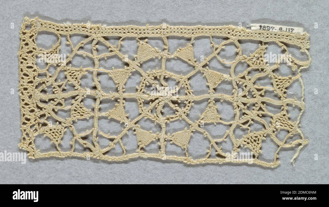 Fragment, Moyen: technique de lin: Grille d'élément retiré avec dentelles d'aiguille (style reticella), Insertion de reticella avec grand cercle central avec rebord extérieur formé de triangles. Flanqué de demi-cercles., Italie, XVIe siècle, dentelle, fragment Banque D'Images