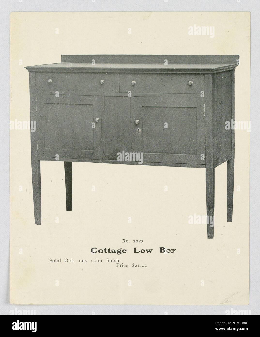 Cottage Lowboy, A.N. Davenport Co., Photographie sur papier blanc, Lowboy rectangulaire avec 4 pieds droits légèrement coniques et 2 portes surmontées de 2 tiroirs horizontaux; fond de caisse Uni., 1900–05, mobilier, Photographie, Photographie Banque D'Images