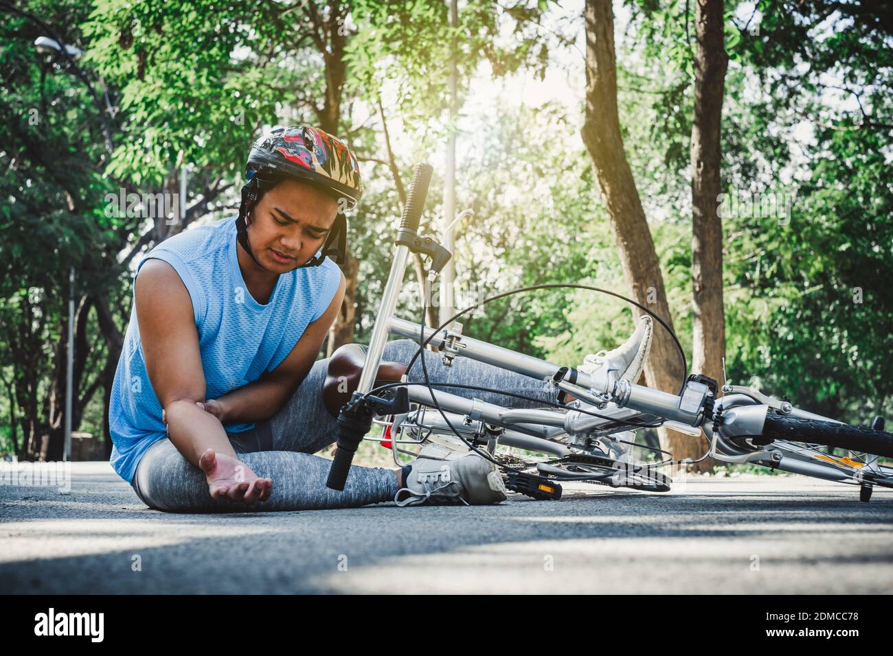 Blessure de garçon fait mal à la chute du vélo, à ses bras, douleur à  l'entraînement concept Photo Stock - Alamy