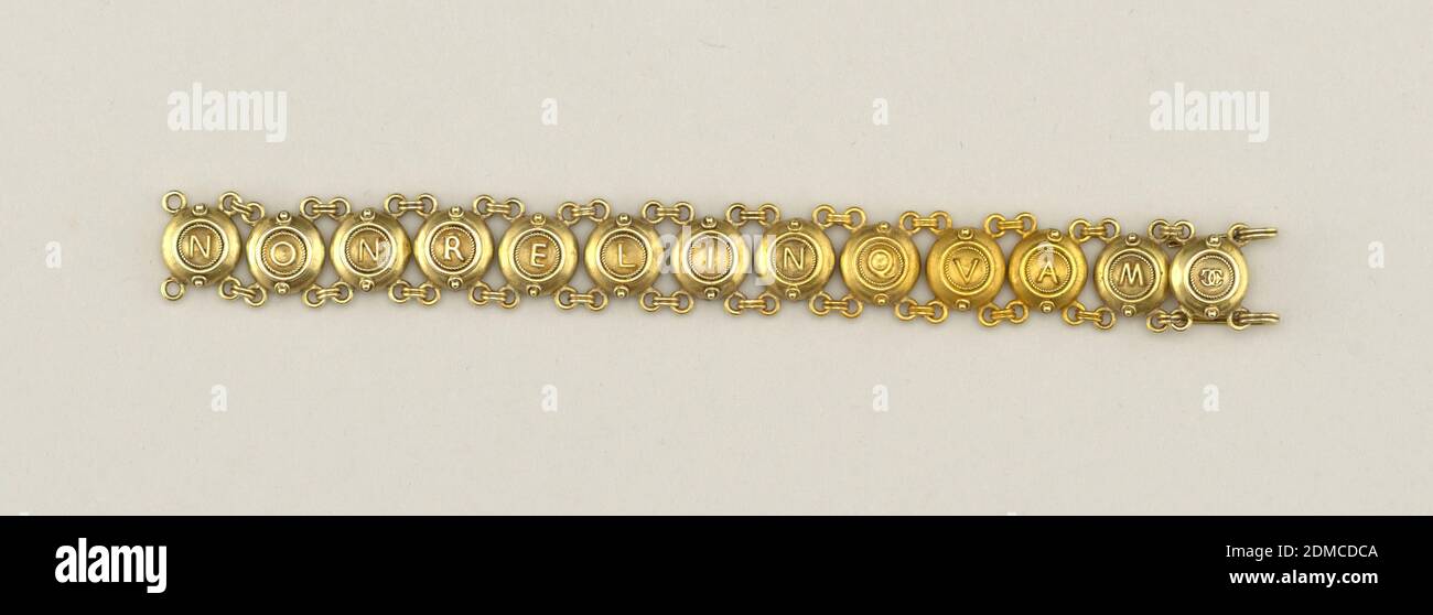 Bracelet (les mots latins NONRELINQUES d'un côté, NONRELINQUAM de l'autre), Or, Bracelet de treize disques liés avec des lettres orthographiées 'NONRELINQUES' d'un côté, et 'NONRELINQUAM' de l'autre., Rome, Italie, ca. 1870, bijoux, Arts décoratifs, Bracelet, Bracelet Banque D'Images