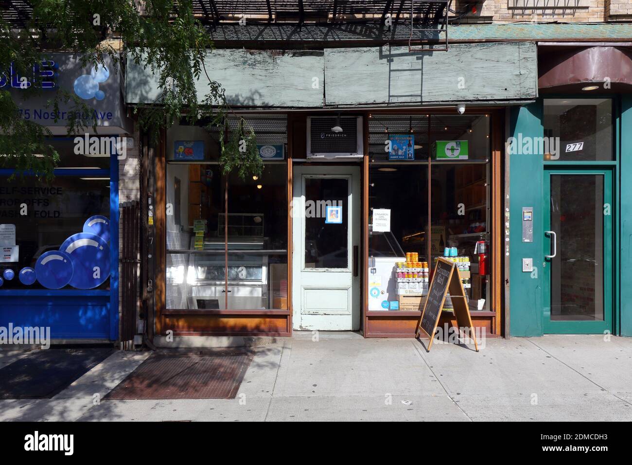 Cinnamon Girl, 277 Nostrand Ave., Brooklyn, New York. Boutique NYC photo d'une boulangerie et d'une boutique de sandwichs dans le quartier Bedford Stuyvesant. Banque D'Images