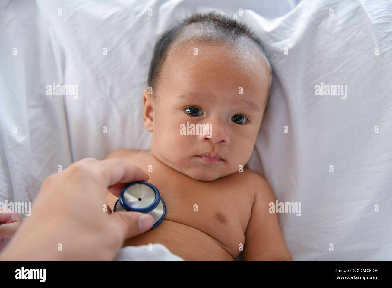 Concept De Bebe Malade Le Medecin Examine La Maladie Du Bebe Les Bebes Ne Sont Pas A L Aise A L Hopital Photo Stock Alamy