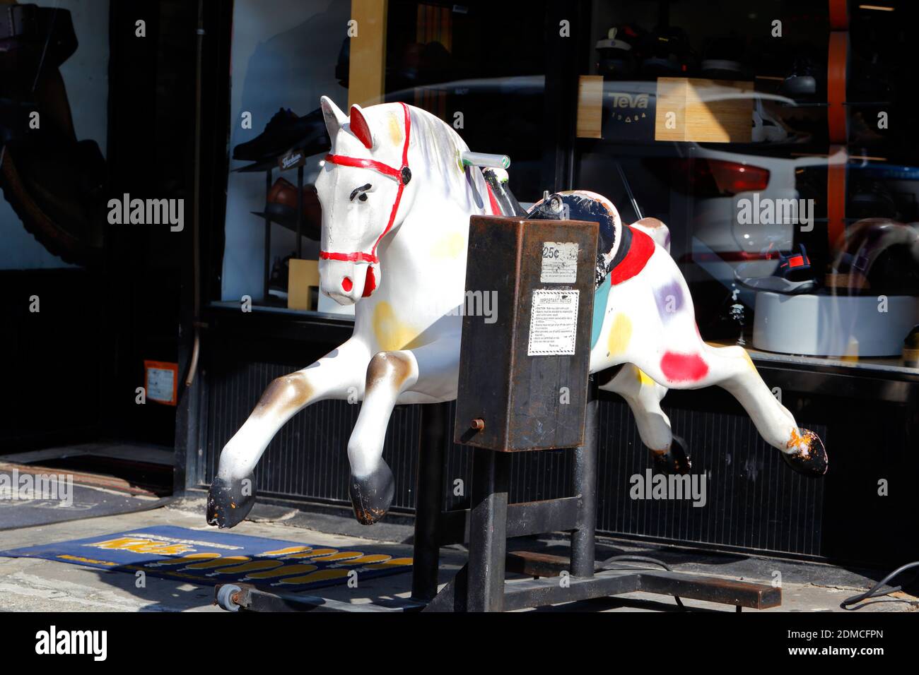 Un distributeur automatique à pièces pour enfants, une promenade à cheval à l'extérieur d'un magasin Banque D'Images