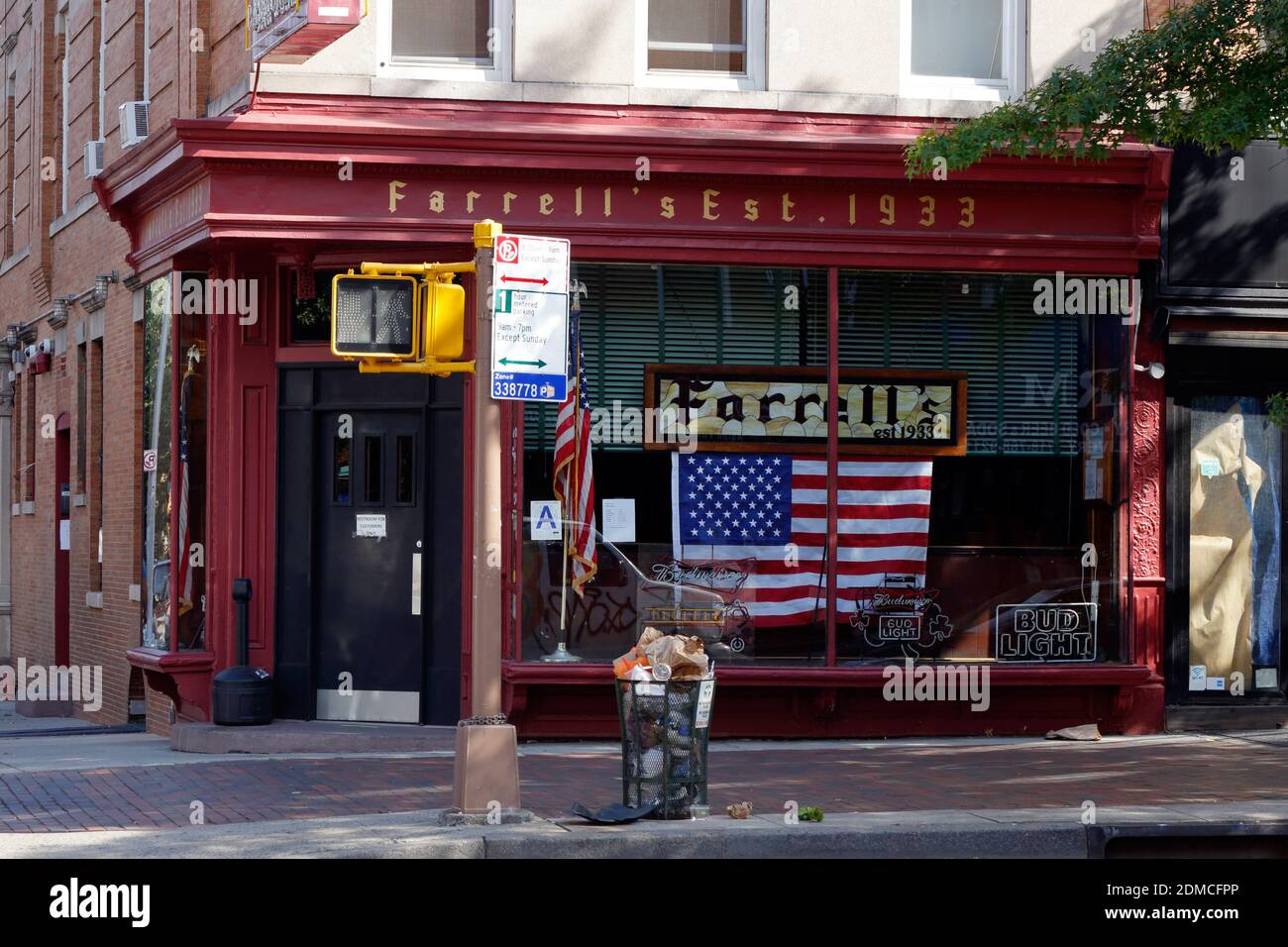 Farrell's Bar & Grill, 215 Prospect Park West, Brooklyn, NY. Façade extérieure d'un bar dans le quartier de Windsor Terrace. Banque D'Images