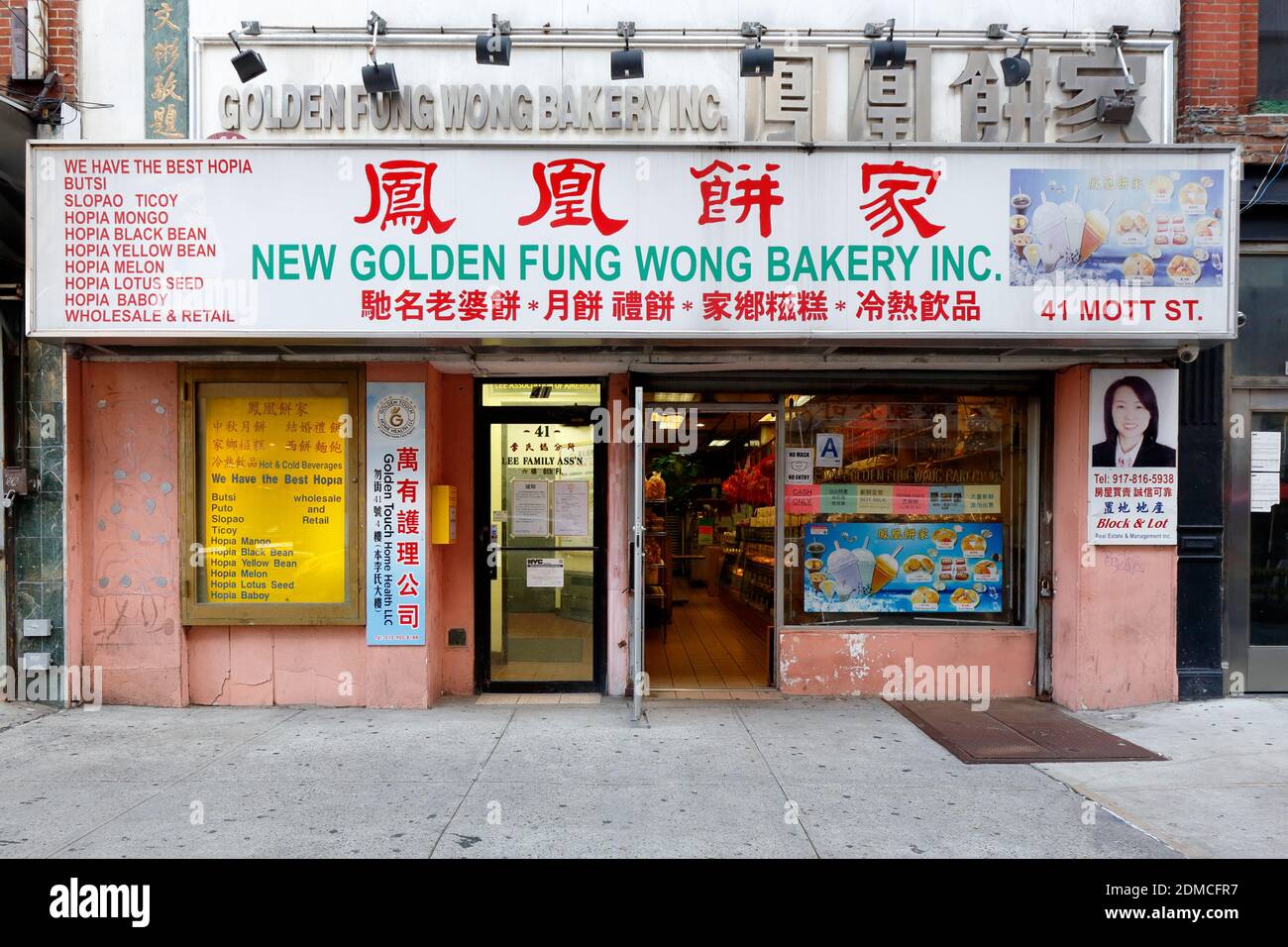 Golden Fung Wong Bakery 鳳凰餅家, 41 Mott St, New York, NY. Façade extérieure d'une boulangerie chinoise dans le quartier chinois de Manhattan. Banque D'Images