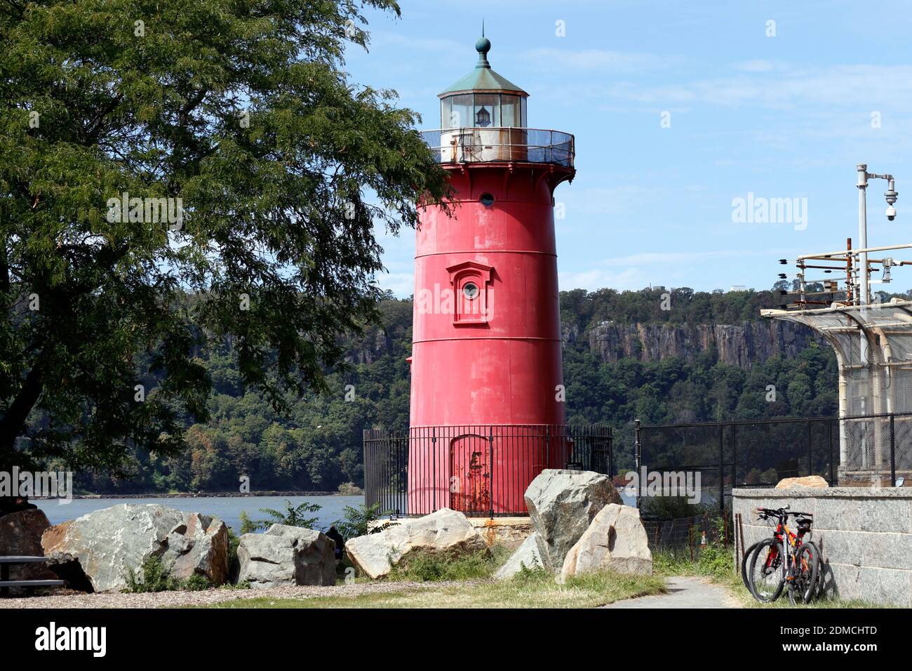 Le petit phare rouge, Jeffrey's Hook Light, à fort Washington Park, New York, NY. Avec le Palisades Interstate Park en arrière-plan. Banque D'Images