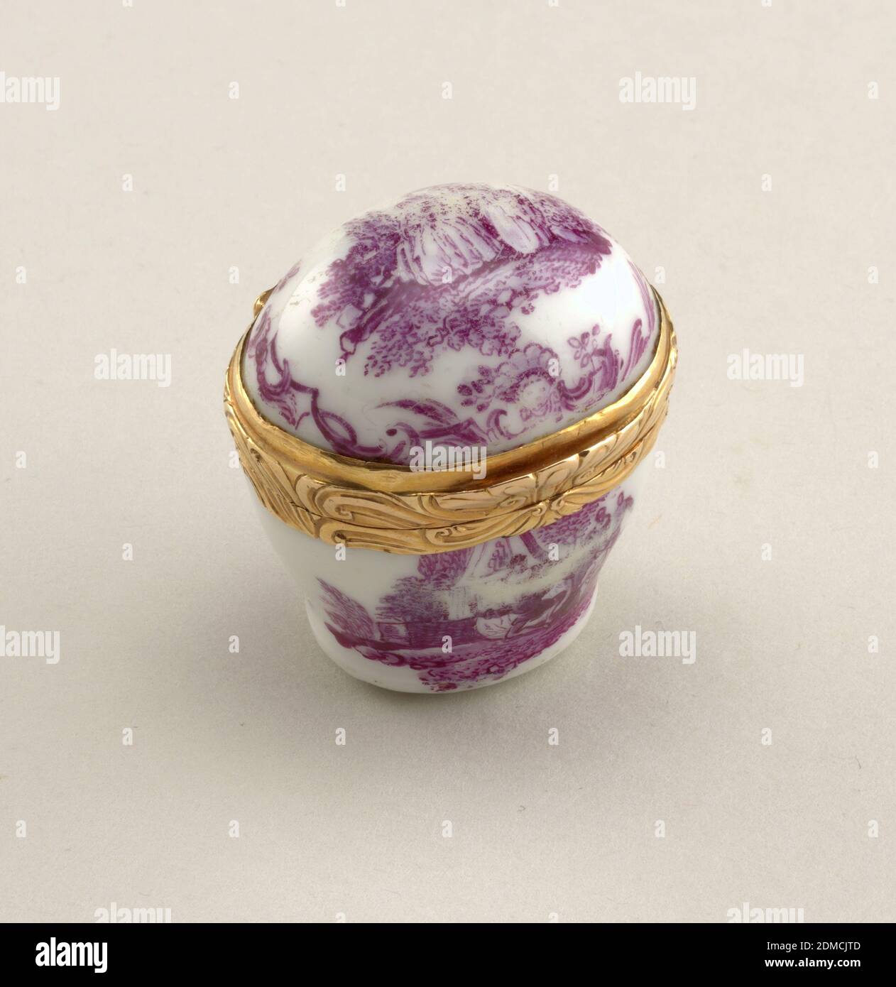 Boîte à charnière, porcelaine, émail vitreux, or, métal, petite boîte en porcelaine blanche avec fermeture en métal doré. Scène décorative représentant des figures en plein air., Allemagne, Angleterre, ca. 1760, céramique, Arts décoratifs, boîte, boîte Banque D'Images